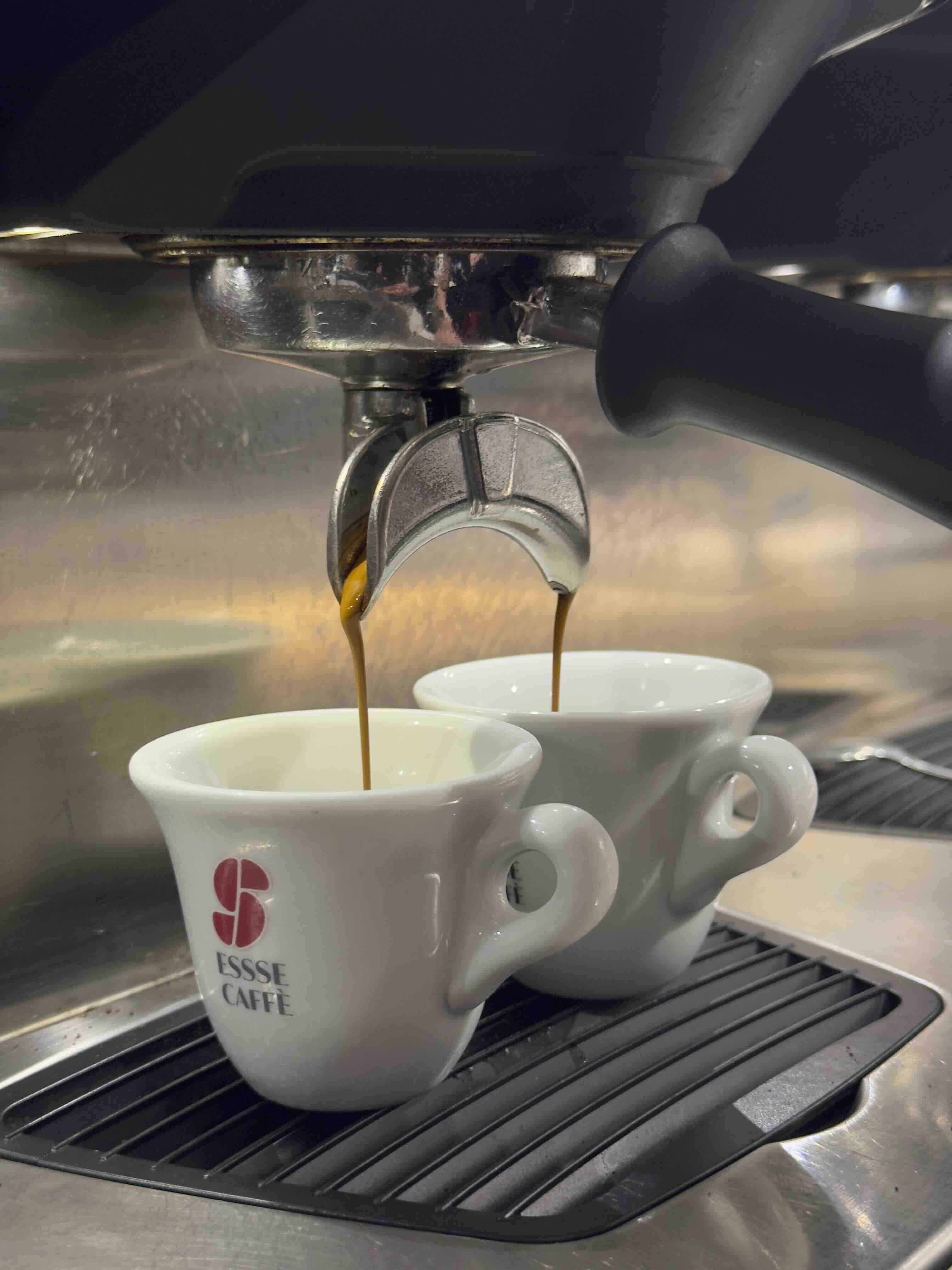 Due tazzine di caffè che si riempiono